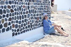 mujer griega en las calles de oia, santorini, grecia foto