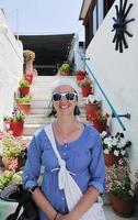 mujer griega en las calles de oia, santorini, grecia foto