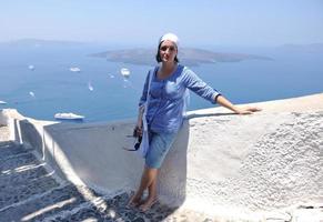 mujer griega en las calles de oia, santorini, grecia foto