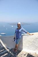 mujer griega en las calles de oia, santorini, grecia foto