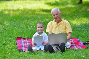 abuelo e hijo usando laptop foto