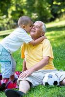 el abuelo y el niño se divierten en el parque foto