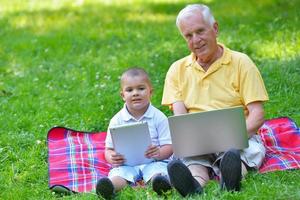 abuelo e hijo usando laptop foto