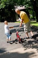 el abuelo y el niño se divierten en el parque foto