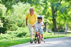 feliz abuelo y niño en el parque foto