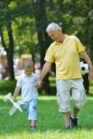 feliz abuelo y niño en el parque foto