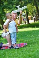 feliz abuelo y niño en el parque foto