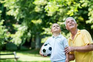 el abuelo y el niño se divierten en el parque foto