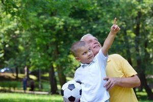 feliz abuelo y niño en el parque foto