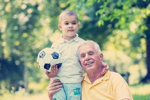 el abuelo y el niño se divierten en el parque foto