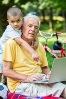 abuelo e hijo usando laptop foto