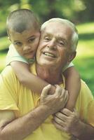 feliz abuelo y niño en el parque foto