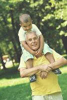 feliz abuelo y niño en el parque foto