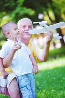 feliz abuelo y niño en el parque foto