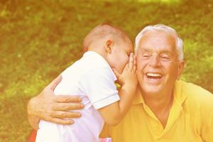 feliz abuelo y niño en el parque foto