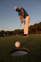 golfista golpeando tiro en campo de golf foto