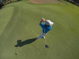 vista superior del jugador de golf golpeando tiro foto