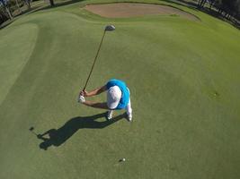 vista superior del jugador de golf golpeando tiro foto