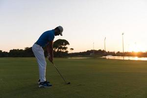 golfista golpeando tiro largo foto