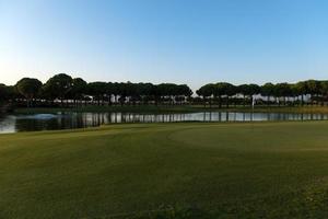 campo de golf al atardecer foto