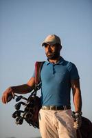 retrato de golfista en el campo de golf al atardecer foto