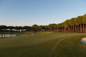 campo de golf al atardecer foto