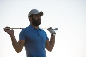 retrato de golfista en el campo de golf al atardecer foto