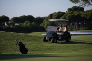 bolsa de golf en el campo foto