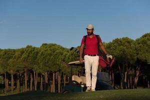 golfista caminando y llevando una bolsa de golf foto