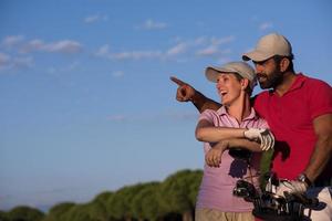 retrato de pareja en campo de golf foto