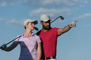 retrato de pareja en campo de golf foto