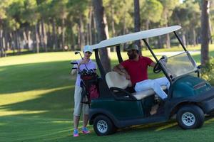 pareja en buggy en campo de golf foto