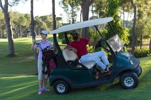 pareja en buggy en campo de golf foto