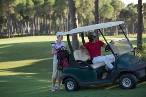 pareja en buggy en campo de golf foto