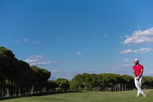 hermoso retrato de jugador de golf de oriente medio en el campo foto