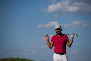 hermoso retrato de jugador de golf de oriente medio en el campo foto