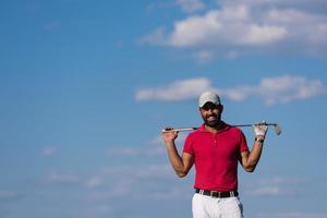 hermoso retrato de jugador de golf de oriente medio en el campo foto