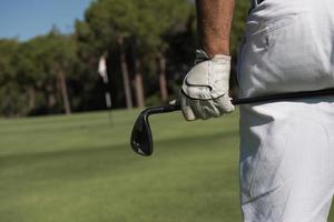 jugador de golf cierra la mano y el conductor desde atrás foto