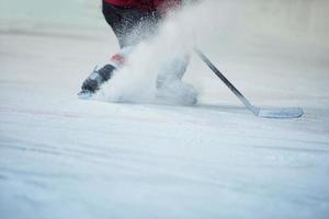 jugador de hockey sobre hielo en acción foto