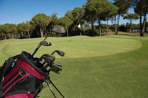 cerrar una bolsa de golf en el campo foto