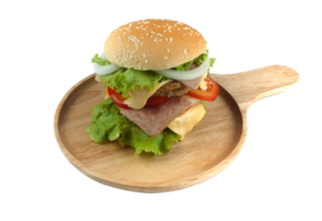 hamburguesa de cerdo casera con tocino a la parrilla que contiene verduras, queso, lechuga, cebolla, chile, especias en un plato de madera aislado en un fondo blanco