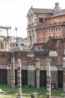 ruinas de edificios y columnas antiguas en roma, italia foto