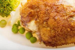 cordon bleu en el plato y fondo blanco. foto