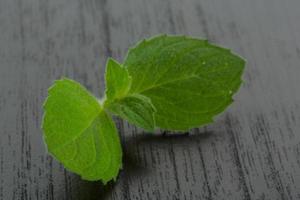 hojas de menta sobre fondo de madera foto