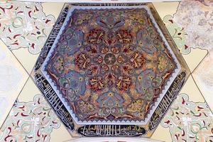 vista interior de una cúpula del patio de la mezquita uc serefeli, edirne, turquía foto