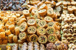 dulces turcos en el bazar de las especias, estambul foto