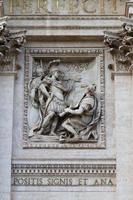 escultura en la fontana di trevi, roma, italia foto