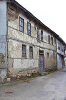 un antiguo edificio tradicional abandonado de tarakli, turquía foto