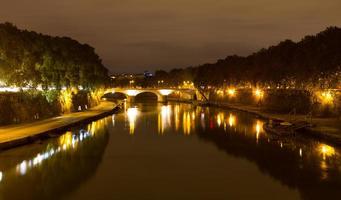 ponte umberto i, roma, italia foto