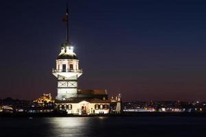 torre de las doncellas en estambul foto